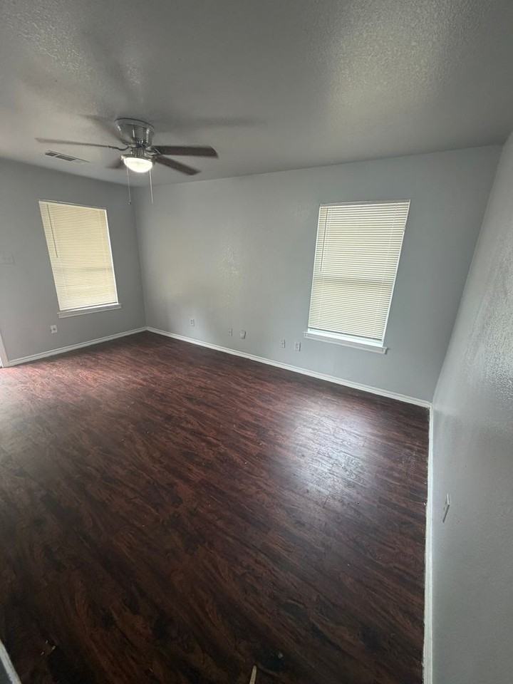 3421 3421 - 23 Bright St - Photo 2 of 6