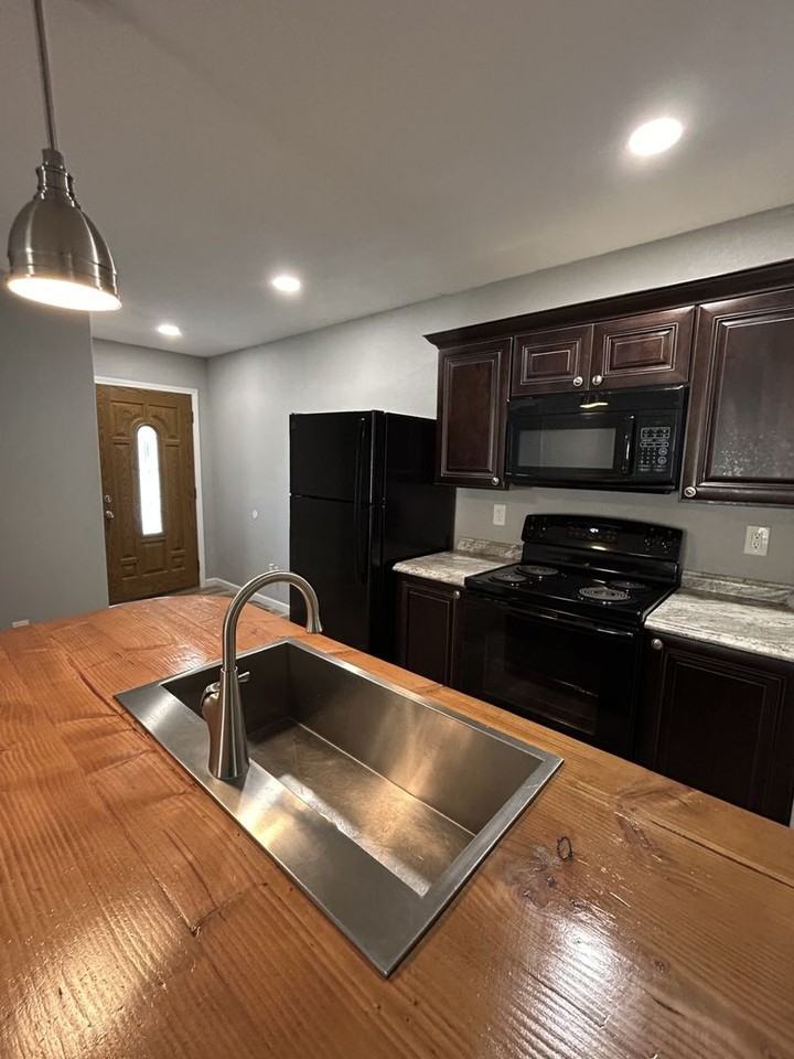 905 W 3rd St - Photo 4 of 13