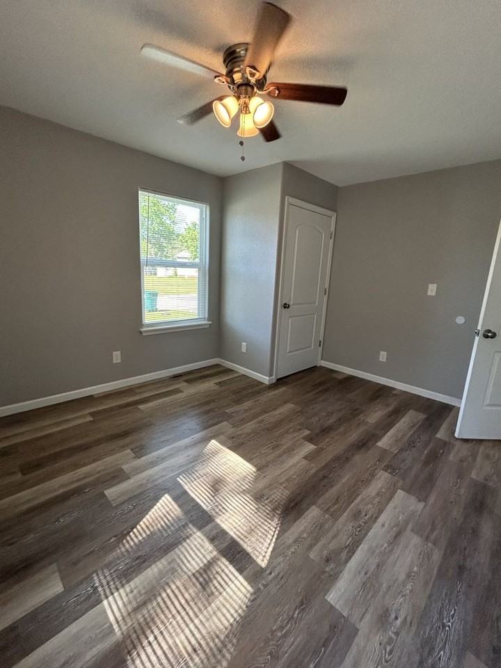 905 W 3rd St - Photo 5 of 13