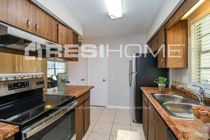 8368 Geoffrey Ct - Photo 3 of 18