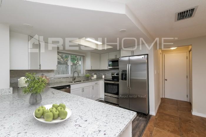 7005 Brentwood Dr - Photo 4 of 19