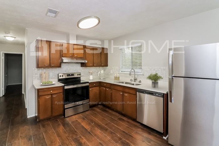6043 Deerfield Ct - Photo 2 of 16