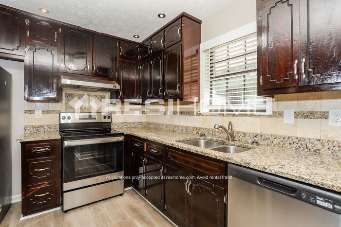 1174 Walnut Creek Ln - Photo 3 of 19