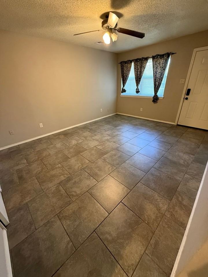 3904 Poplar St - Photo 2 of 12