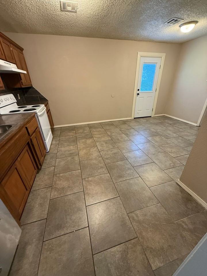 3904 Poplar St - Photo 3 of 12