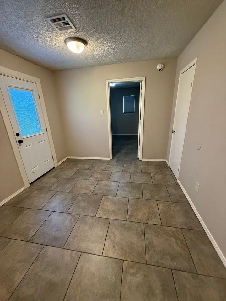 3904 Poplar St - Photo 4 of 12