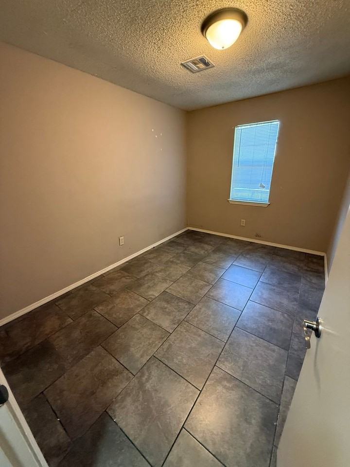 3904 Poplar St - Photo 7 of 12