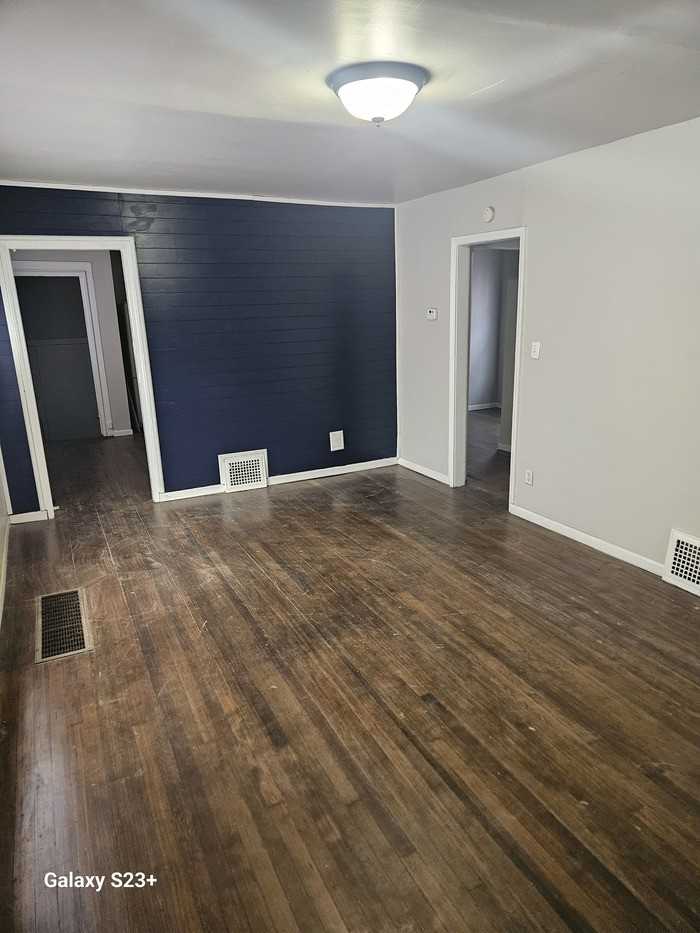 624 W 44th Pl - Photo 5 of 12