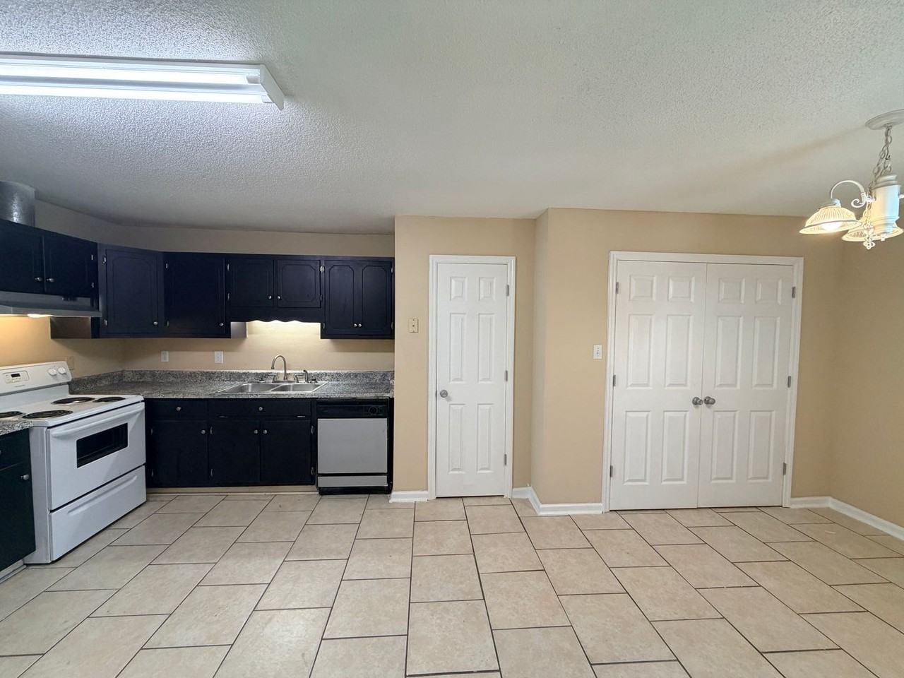 4072 Northlake Dr Apt A - Photo 6 of 26