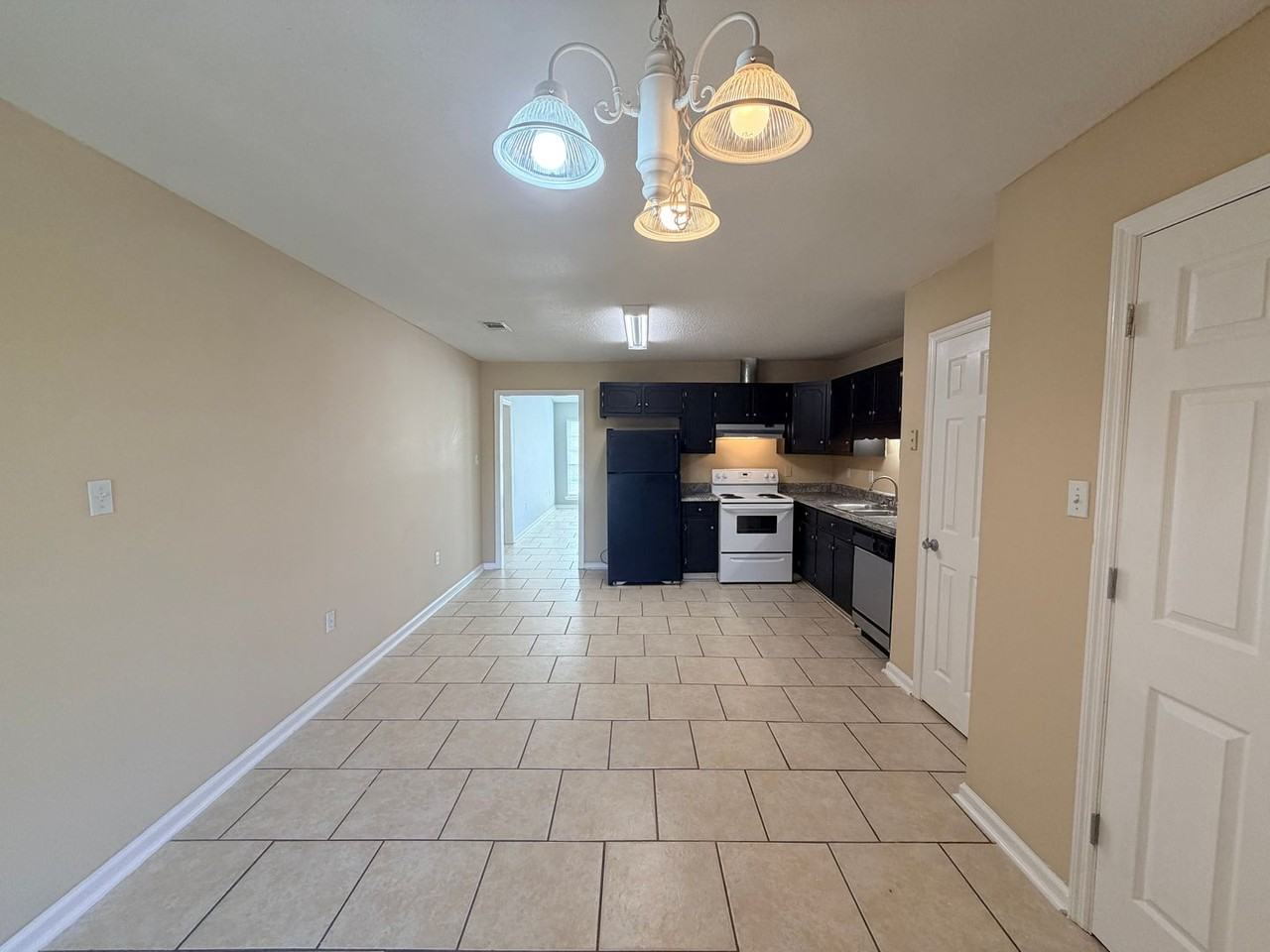 4072 Northlake Dr Apt A - Photo 7 of 26