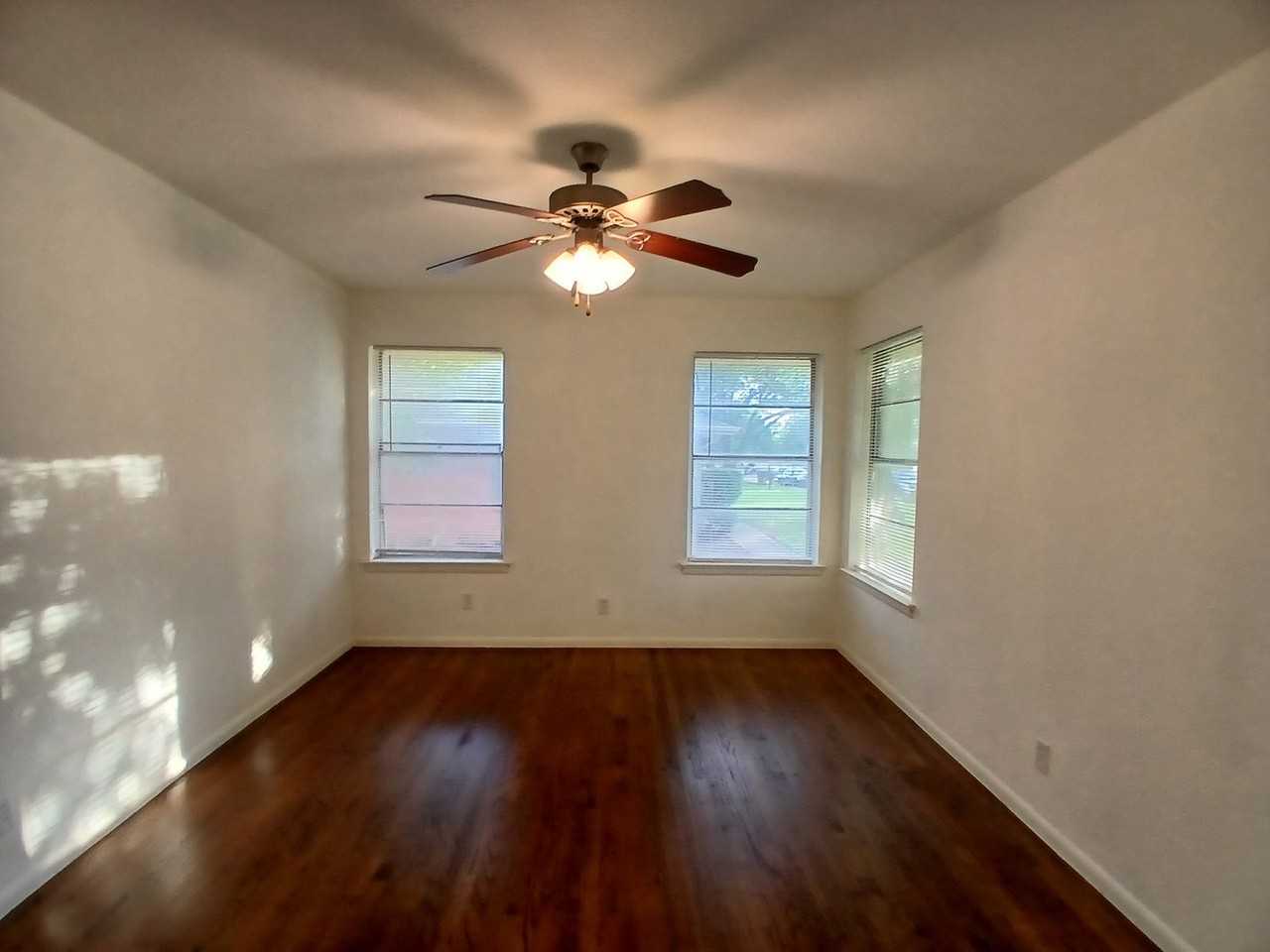 4918 Rockport Dr - Photo 4 of 29