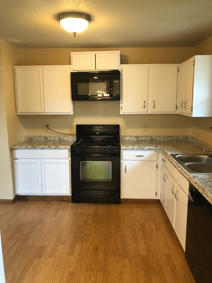 917 W Spruce St - Photo 3 of 13