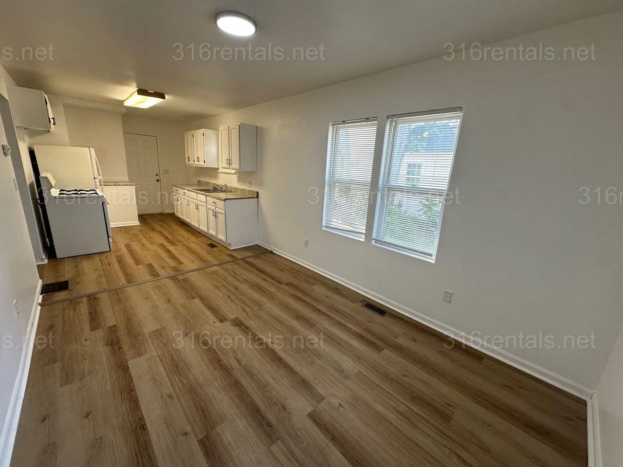 546 N Clayton St - Photo 4 of 10