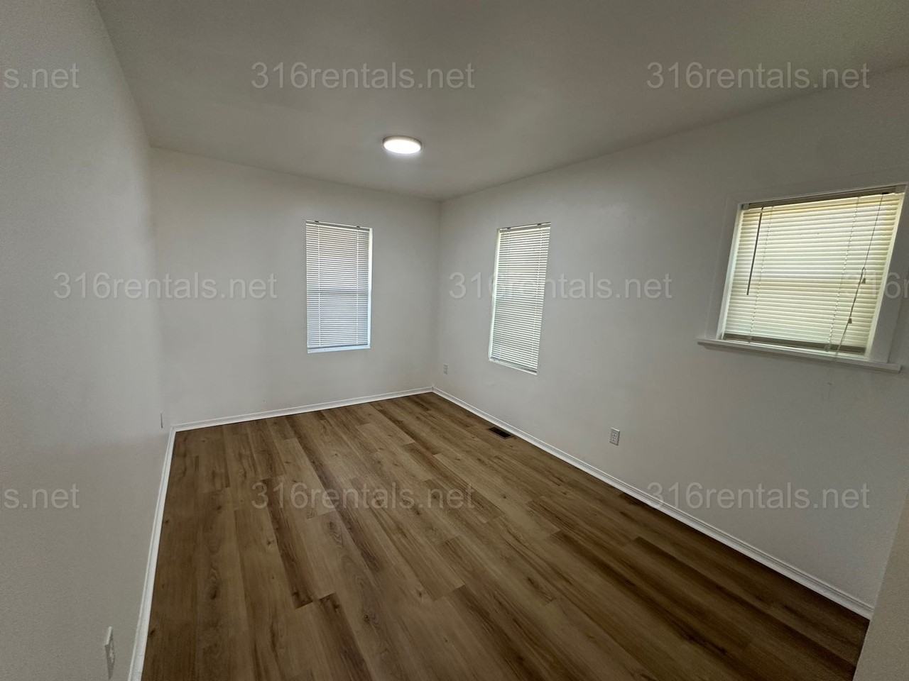 546 N Clayton St - Photo 6 of 10