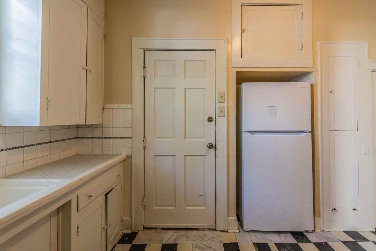 327 Eleanor Ave - Photo 5 of 8