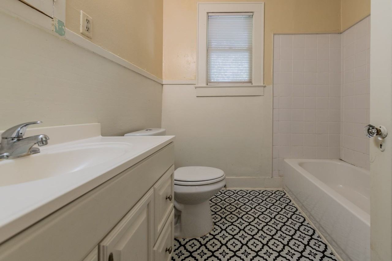 327 Eleanor Ave - Photo 7 of 8