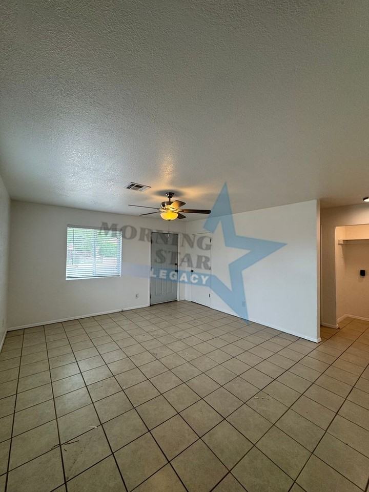 1101 2nd St #B - Photo 4 of 23