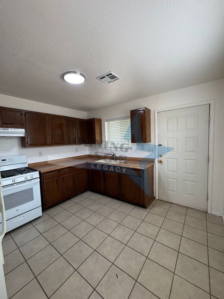 1101 2nd St #B - Photo 5 of 23