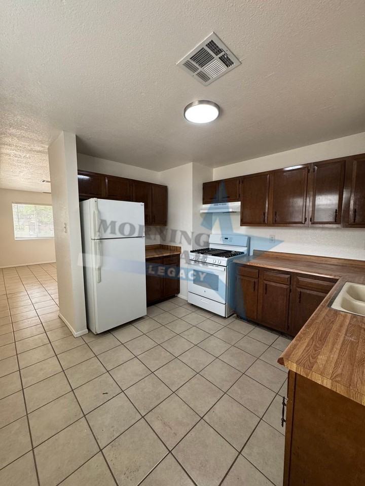 1101 2nd St #B - Photo 6 of 23