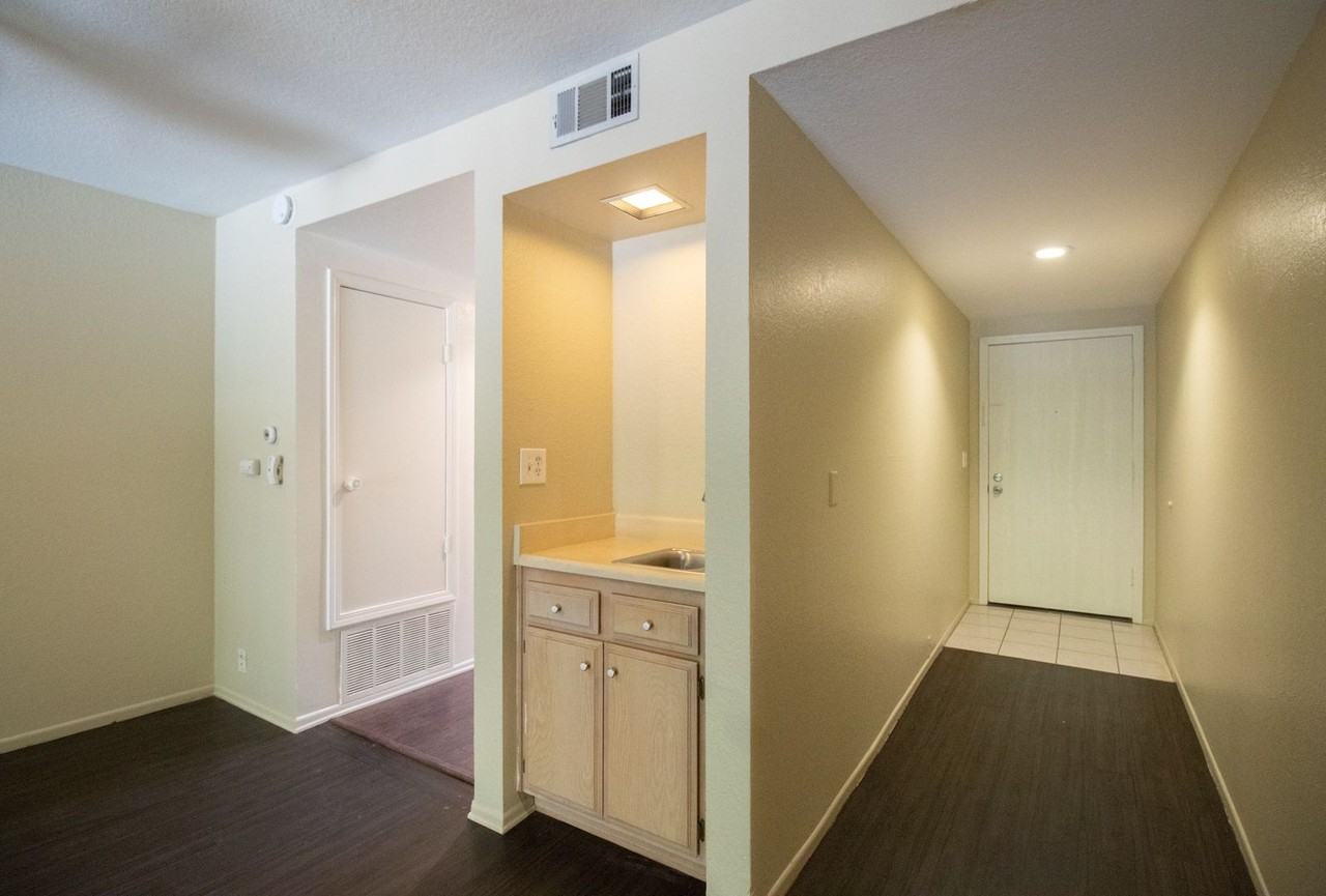 2001 E 21st St - Photo 5 of 15