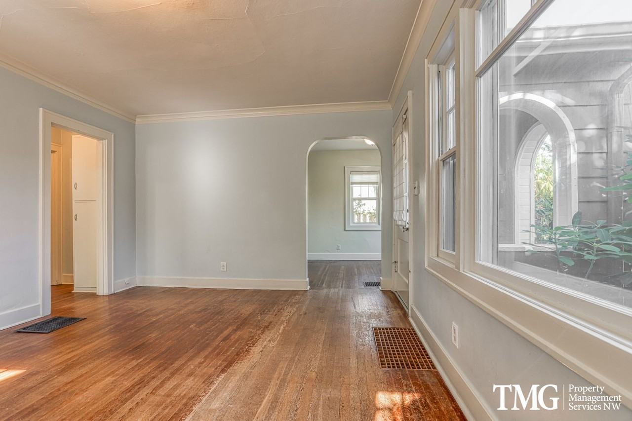 3106 N Watts St - Photo 5 of 33