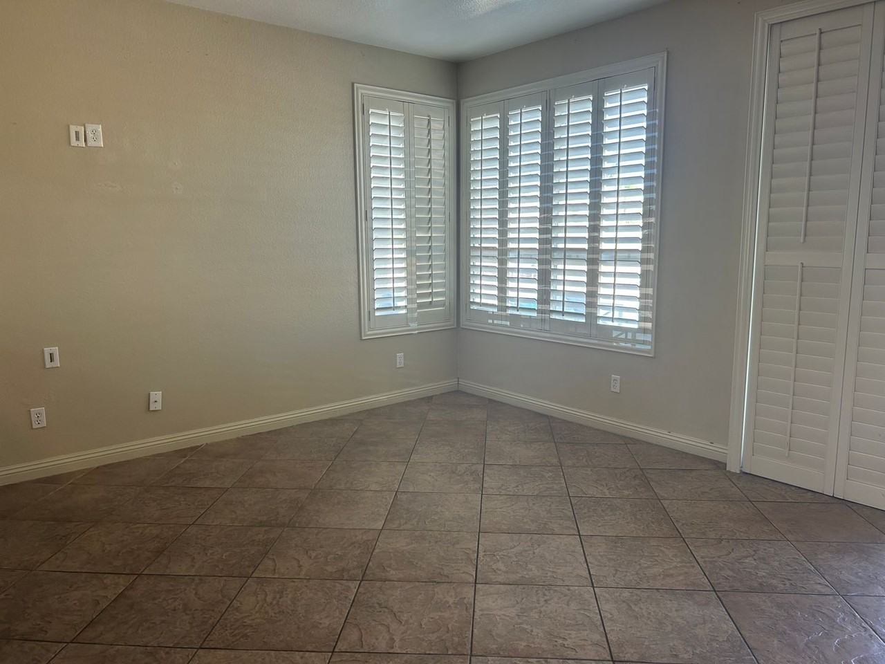 2624 Ridgewater Cir - Photo 3 of 31