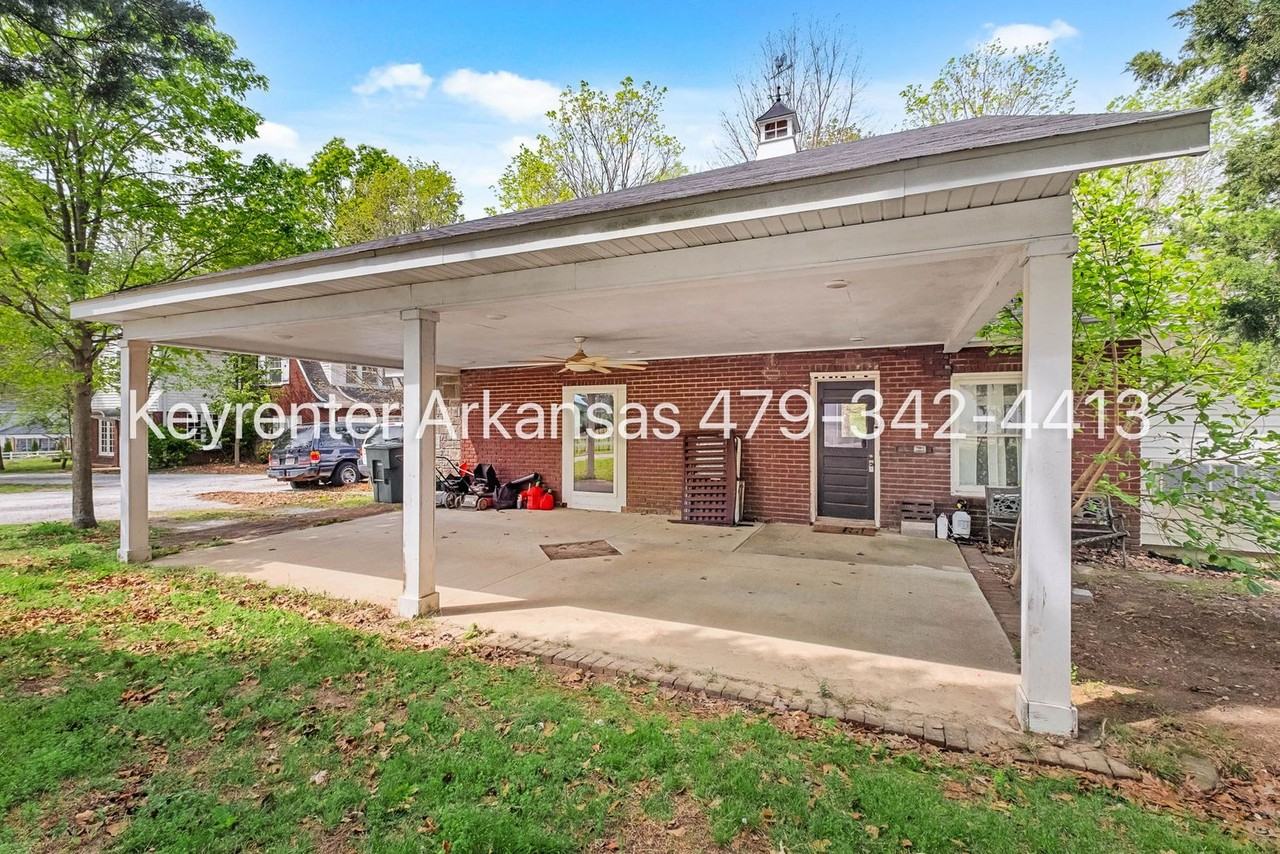 255 W Lawson St - Photo 3 of 25