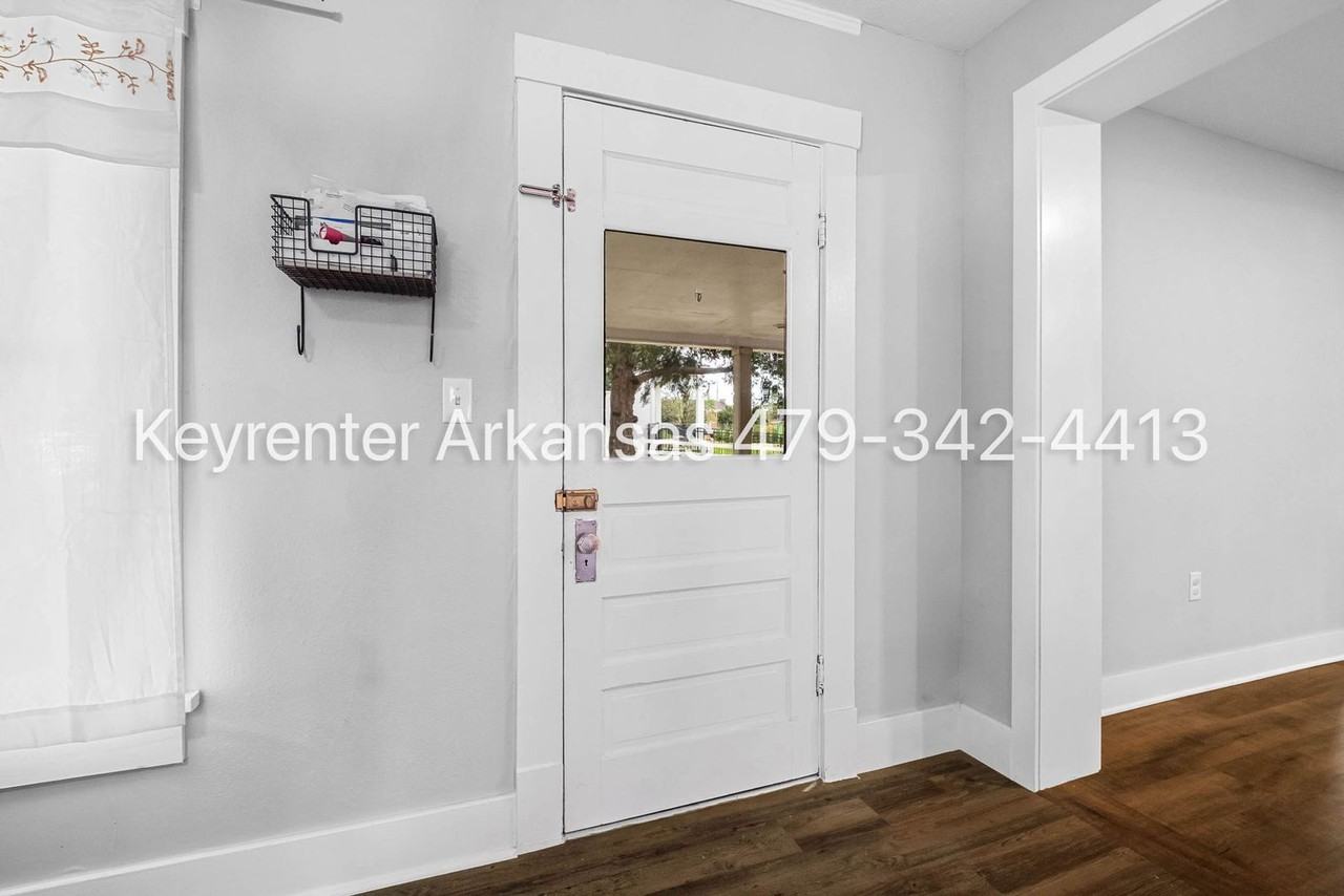 255 W Lawson St - Photo 4 of 25
