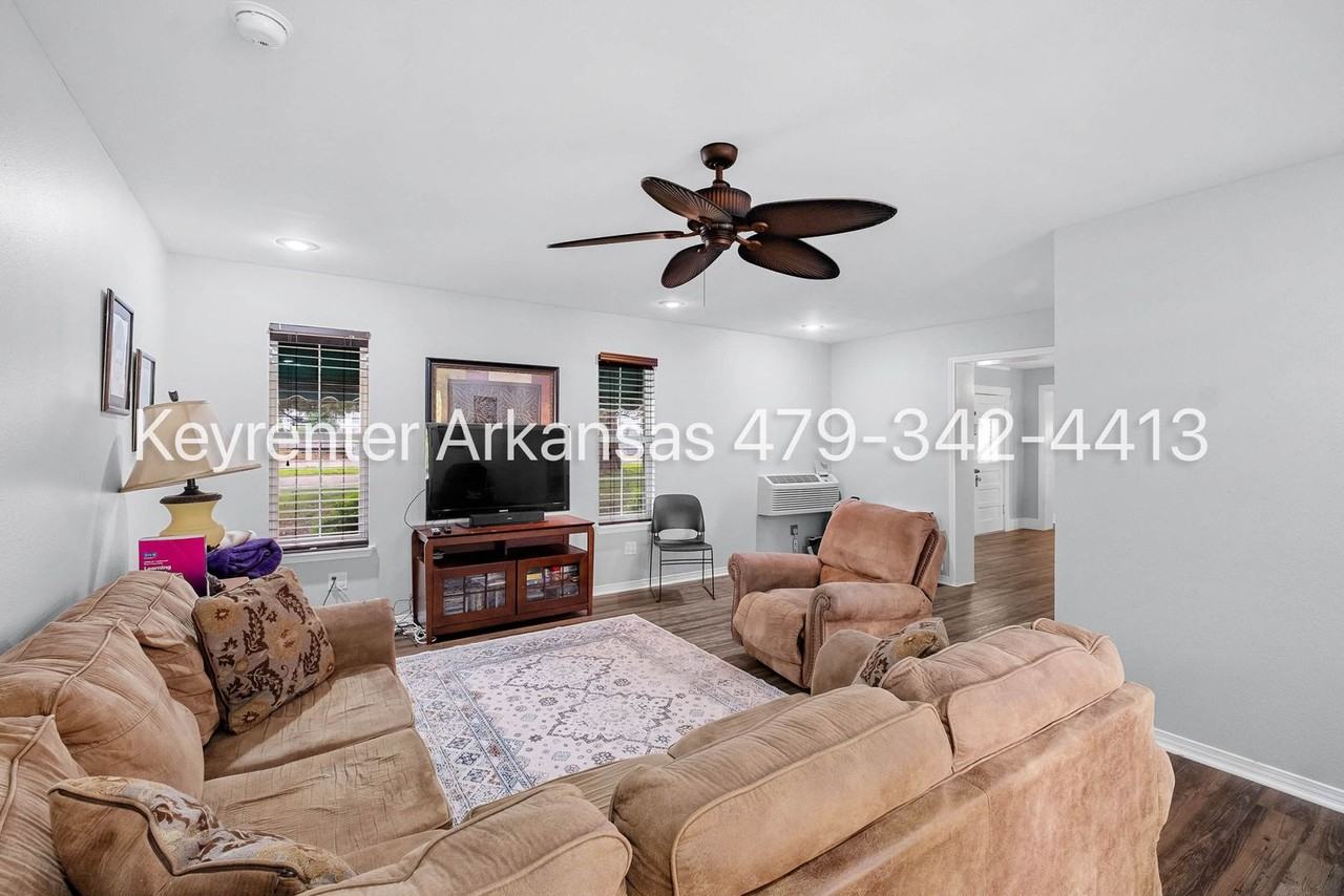255 W Lawson St - Photo 7 of 25