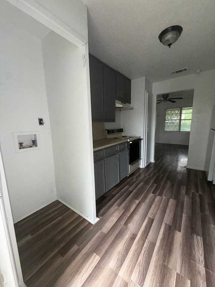 705 Sissom Rd - Photo 4 of 11