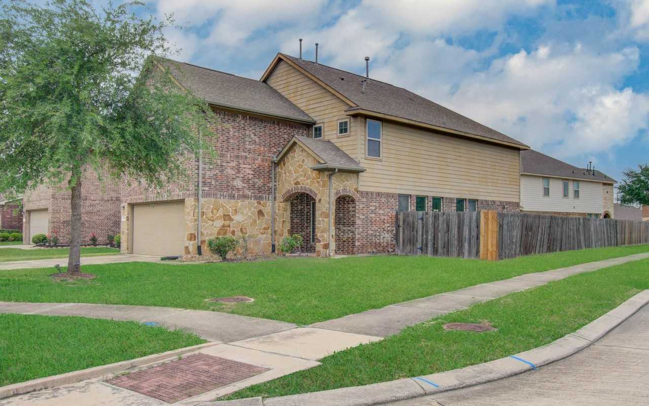 13851 Bonner Bluff Ln - Photo 2 of 45