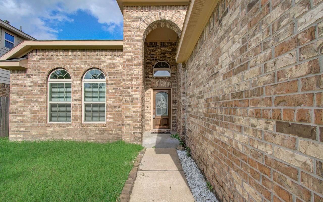 15702 Whisper Woods Dr - Photo 3 of 31