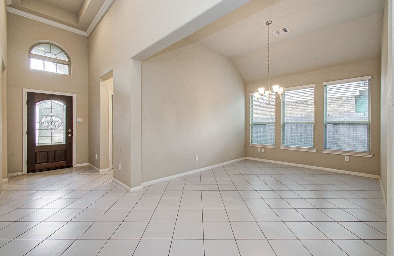 15702 Whisper Woods Dr - Photo 5 of 31