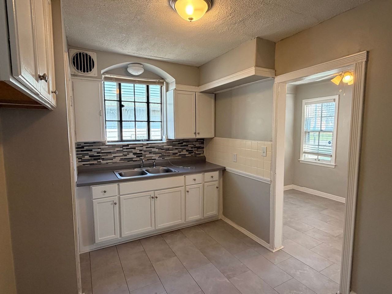 10116 W Outer Dr - Photo 4 of 11