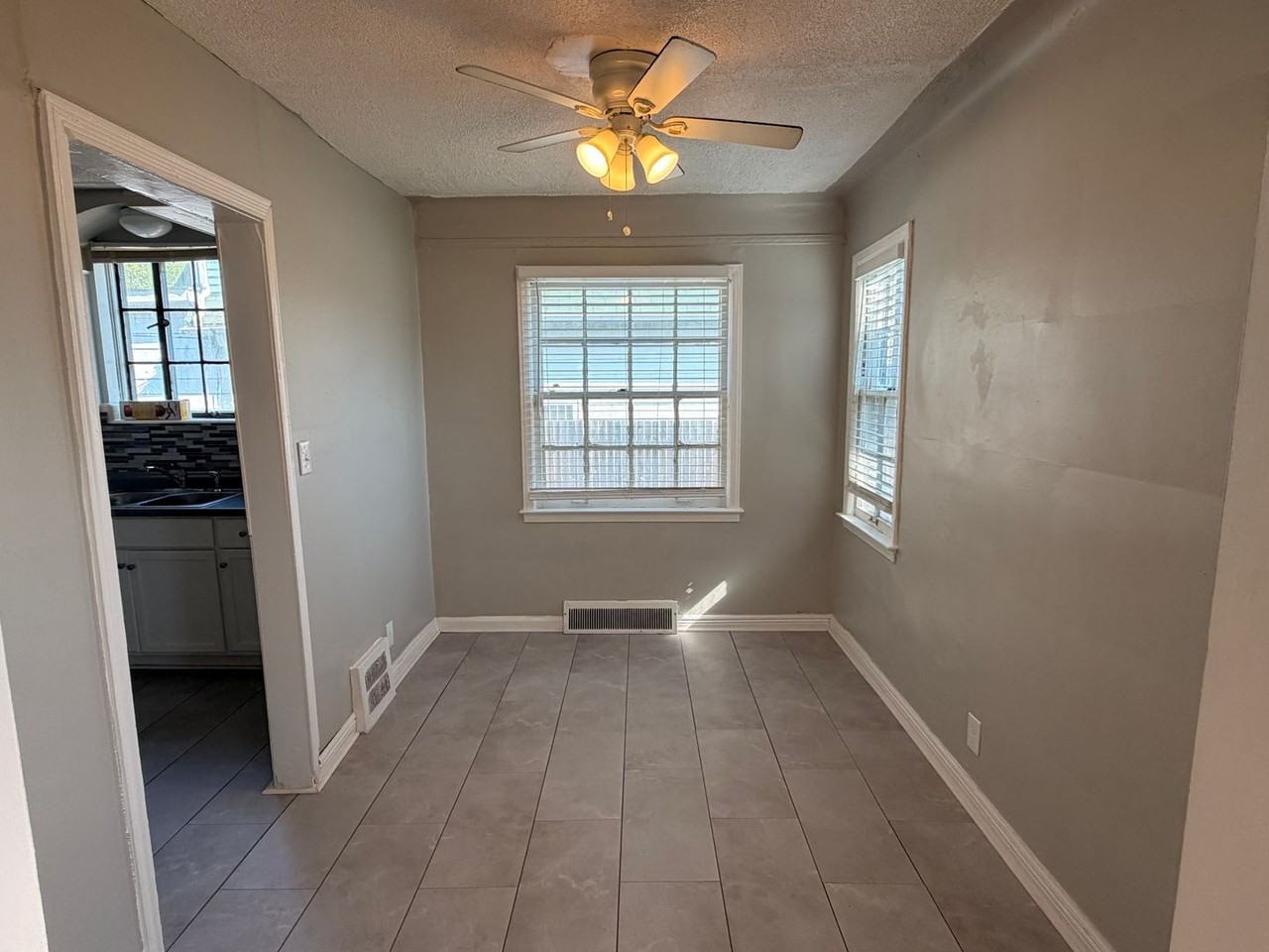 10116 W Outer Dr - Photo 5 of 11