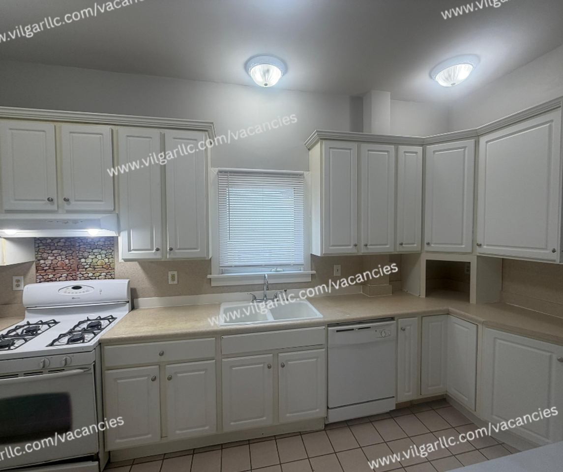 321 Grove St - Photo 4 of 30