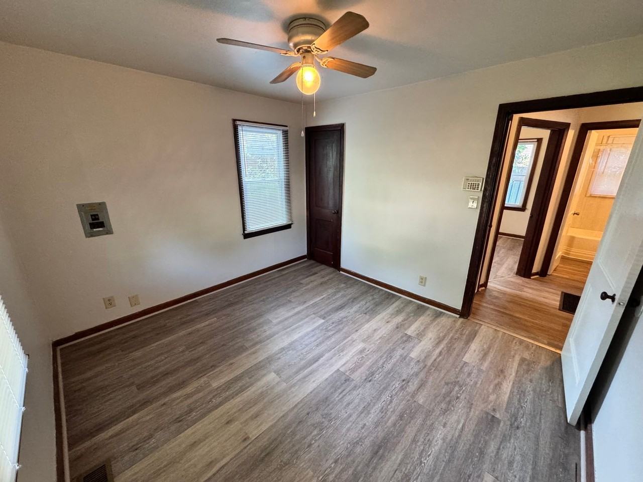 1038 Seelbach Ave - Photo 5 of 23