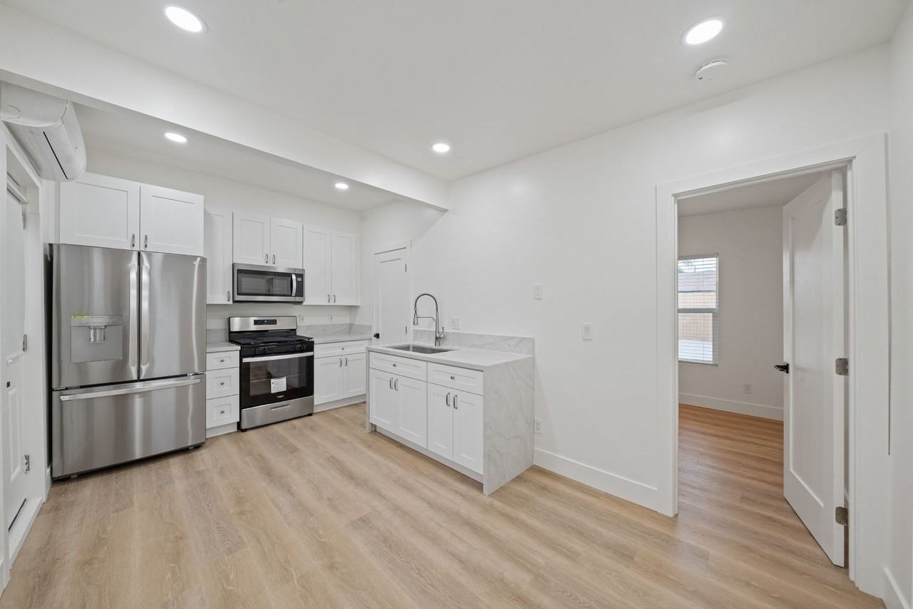 6842 Estrella Ave - Photo 4 of 14