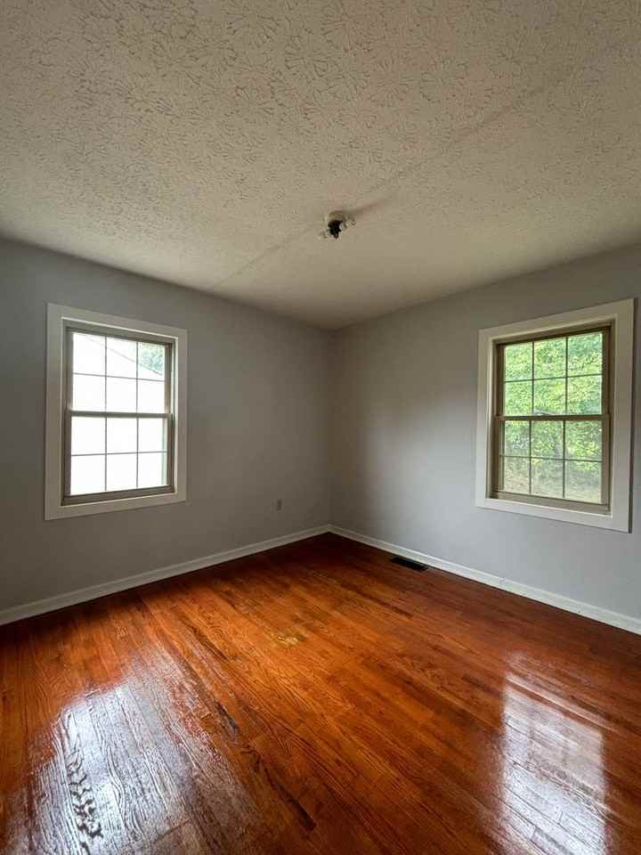 1733 Holly Dr - Photo 3 of 6