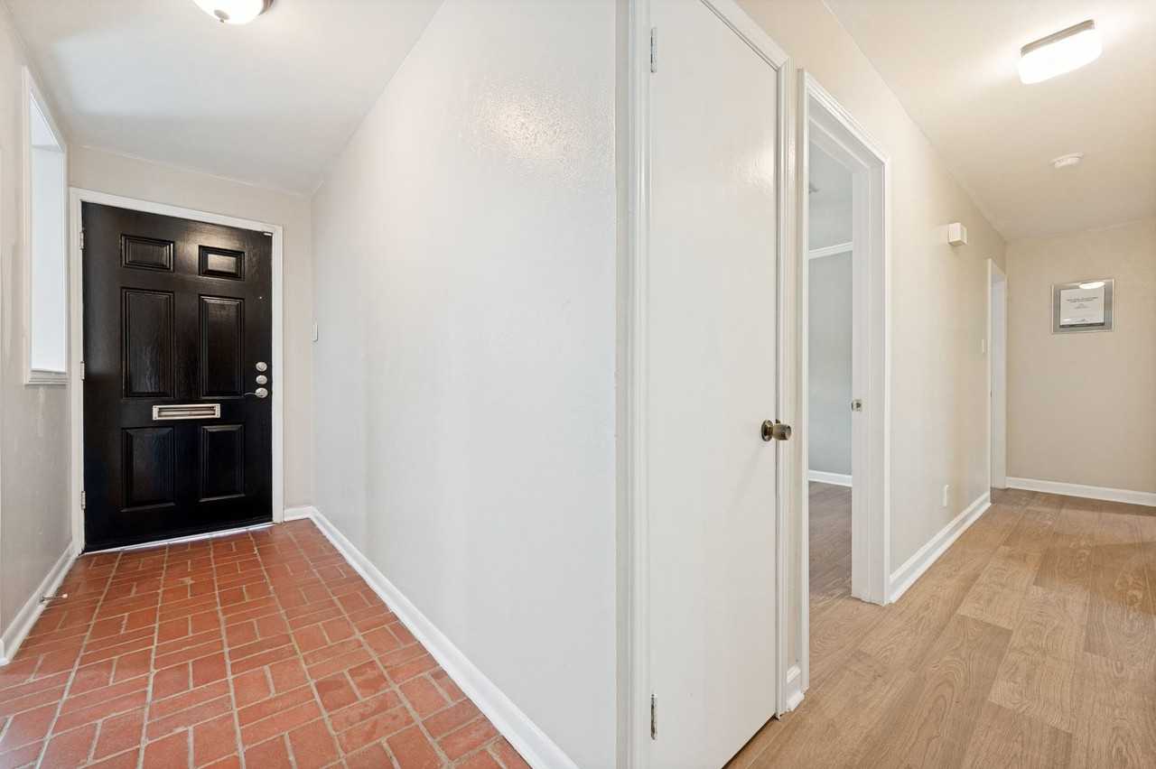 1717 Hillcrest Dr - Photo 3 of 25