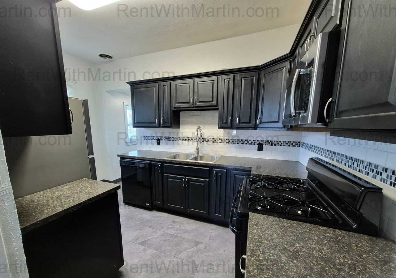 2421 E 4th St - Photo 6 of 20