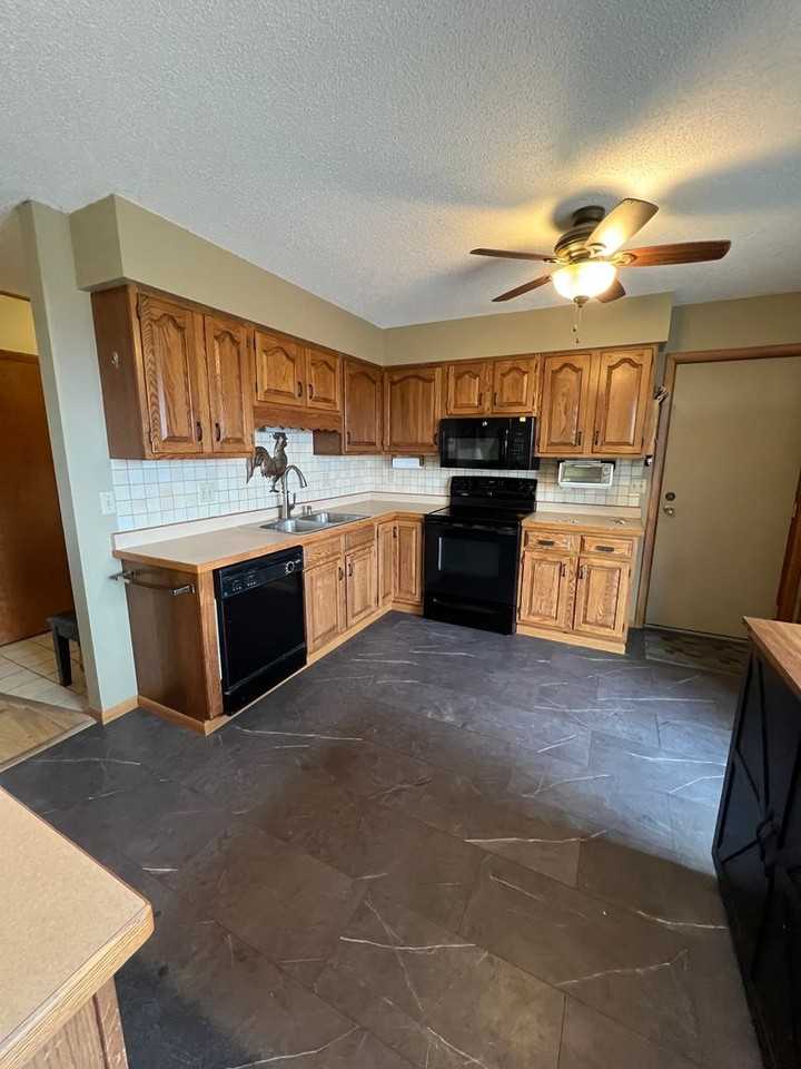 2706 W 12th St - Photo 3 of 19