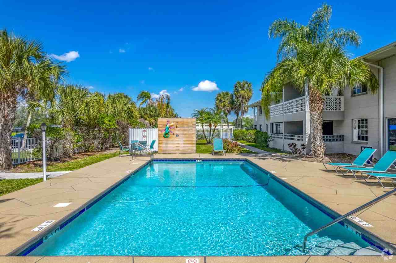 Lakeside Villa - Photo 5 of 12