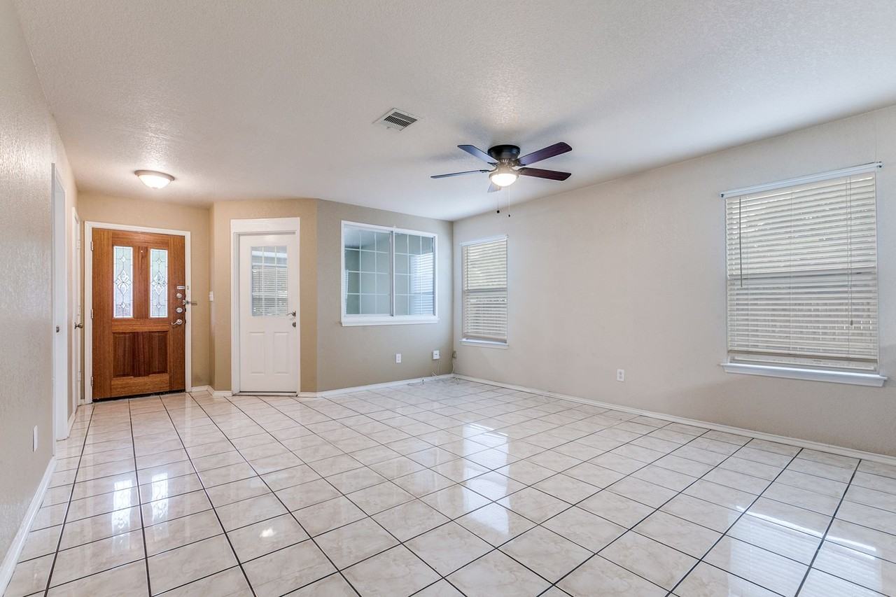 102 Cindy Lou Dr - Photo 3 of 25