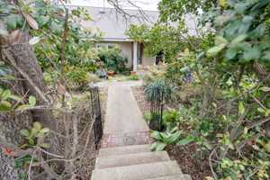 featured image of 605 Burleson St