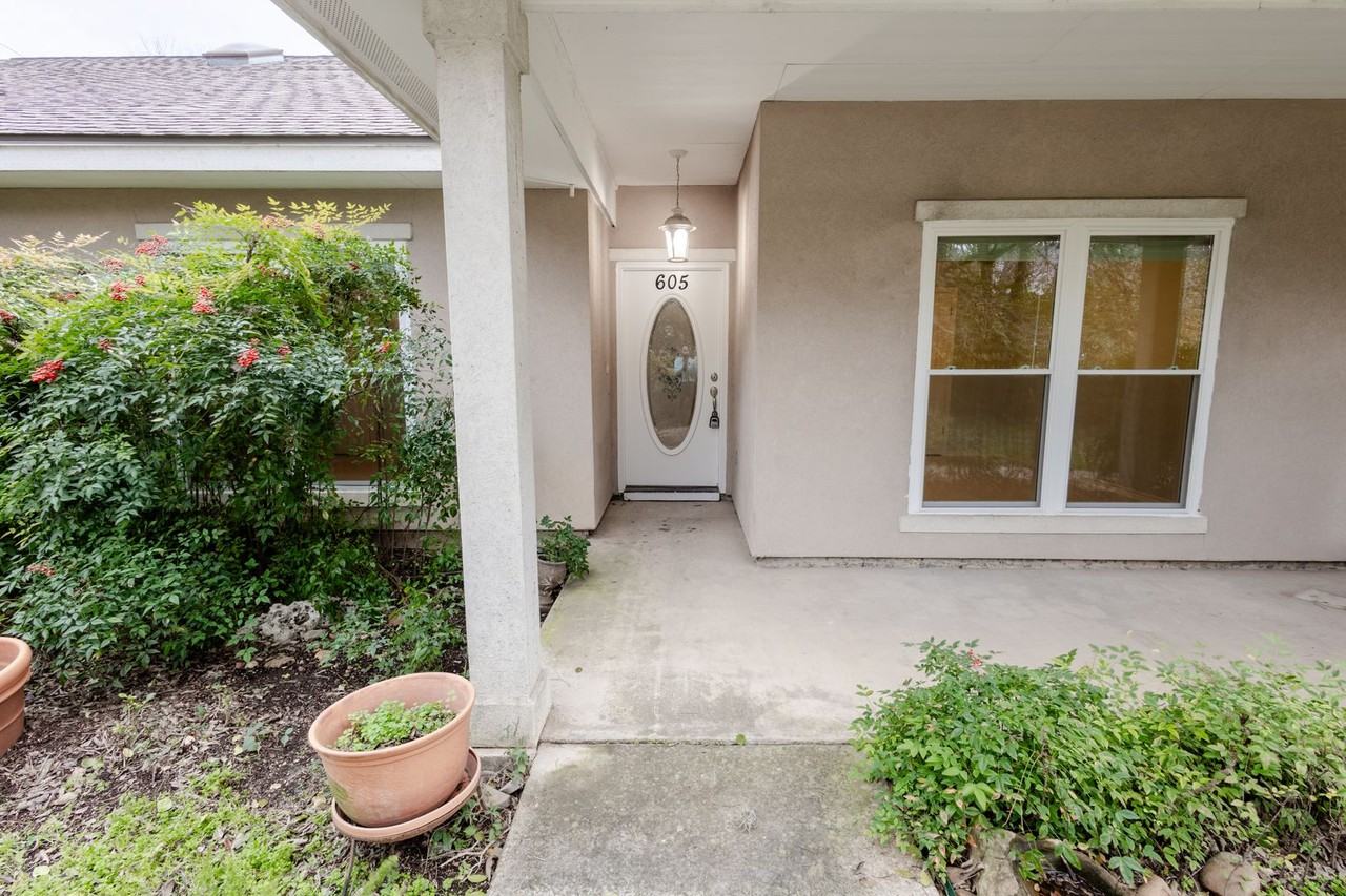 605 Burleson St - Photo 3 of 25