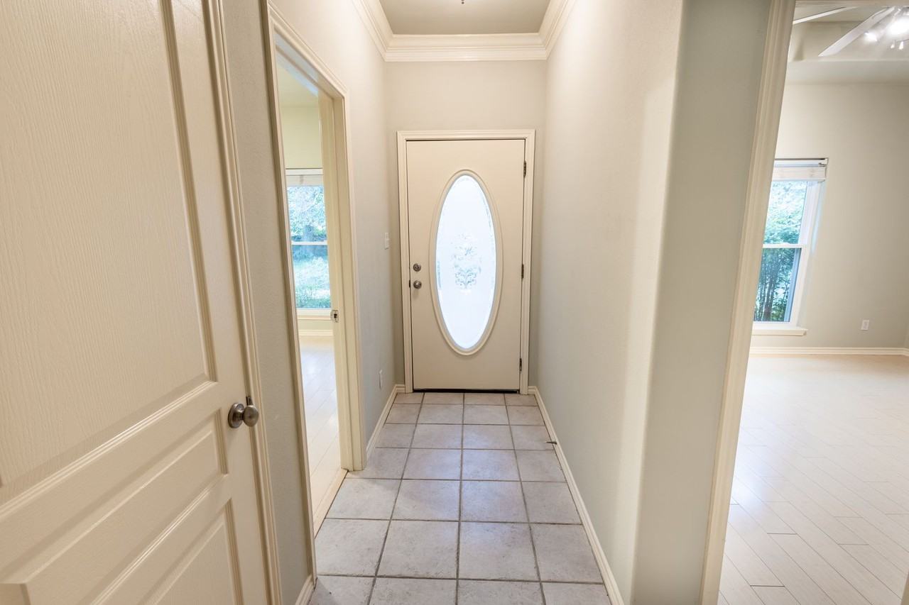 605 Burleson St - Photo 4 of 25