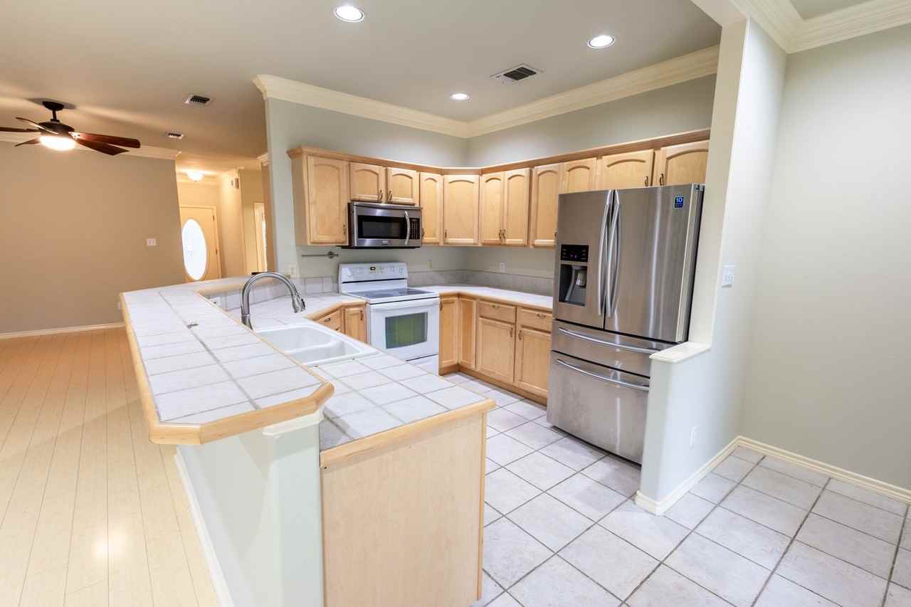 605 Burleson St - Photo 5 of 25