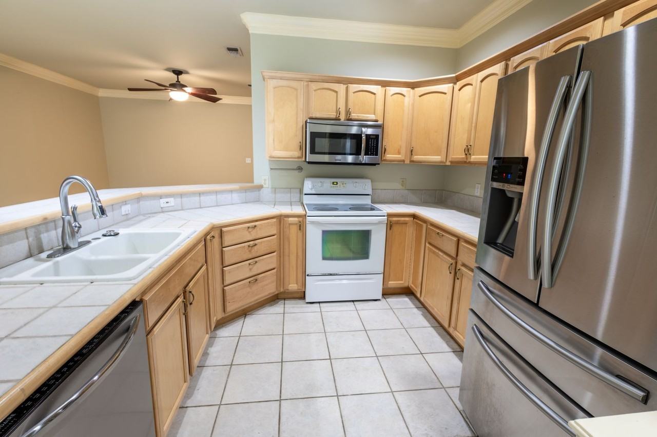 605 Burleson St - Photo 6 of 25