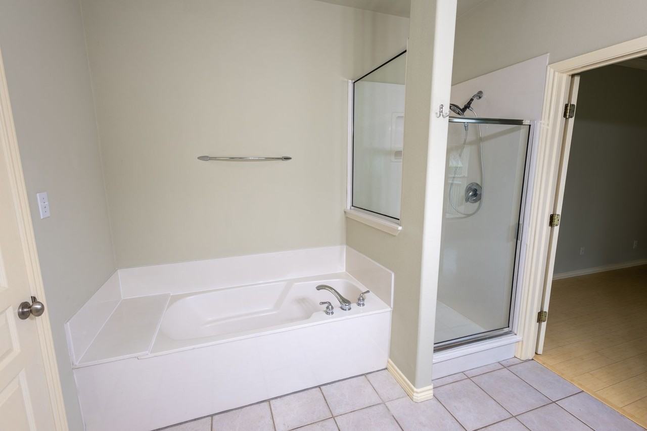 605 Burleson St - Photo 7 of 25